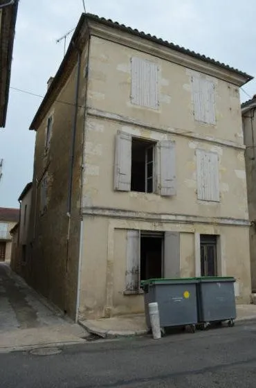 Exclusivité: immeuble (maison à usage d'habitation avec garage et cour de 25m²) à rénover entièrement au coeur de la ville de Condom dans le Gers - Photo 1