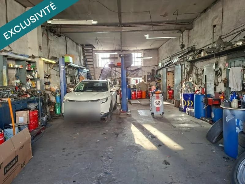 Opportunité unique, ensemble immobilier avec garage loué et vaste appartement à réinventer. - Photo 1