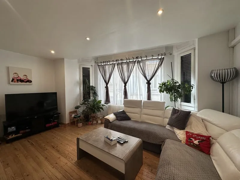 AGEN HYPER CENTRE - IMMEUBLE AVEC LOCAL COMMERCIAL ET POSSIBILITE DE 3 APPARTEMENTS - Photo 1