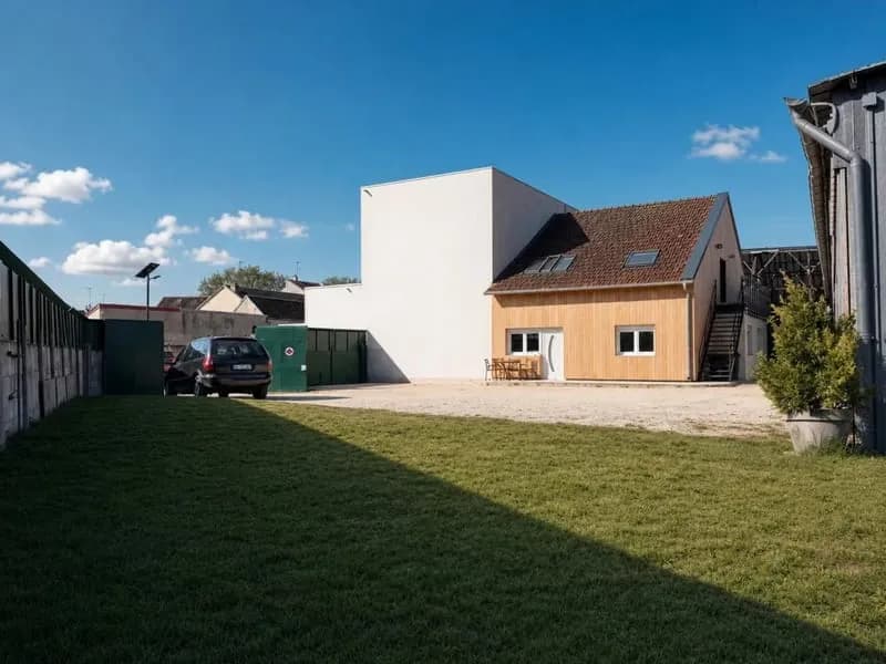 Immeuble de 3 logements Hangar multi cellules sur 1400m2 - Photo 1