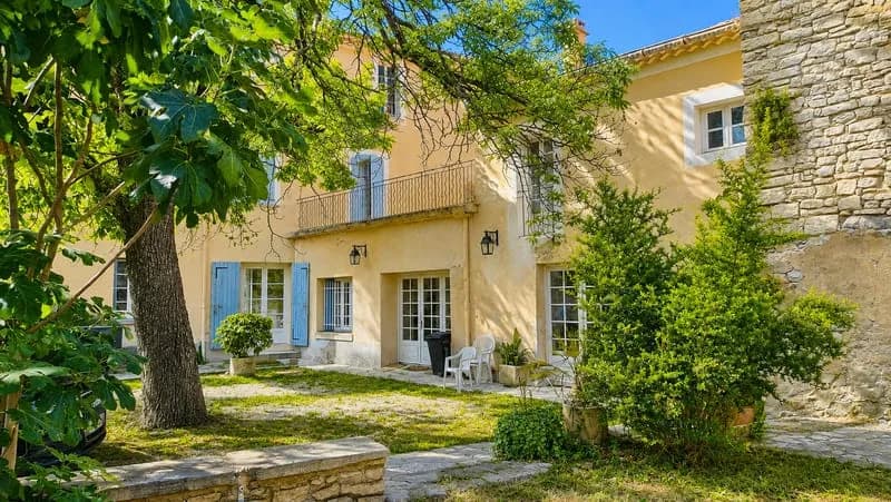 PERNES LES FONTAINES, Rare à la vente ! Ensemble immobilier en hypercentre avec multiples possibilités - Photo 1