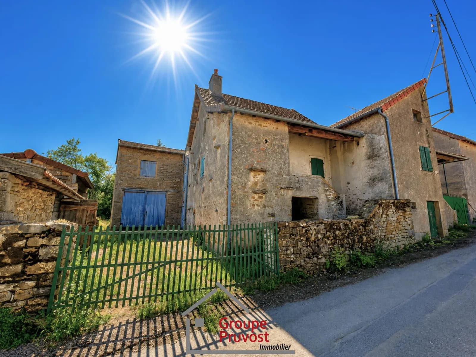 Ensemble immobilier à renover - Photo 1