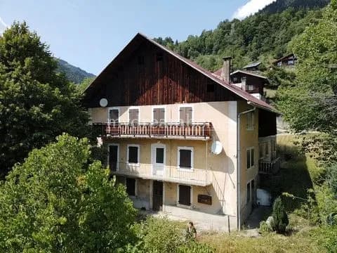 Situé à seulement quelques pas du centre du villag - Photo 1