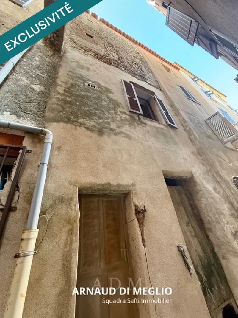 Immeuble en ruine dans la citadelle de Bonifacio - Photo 1