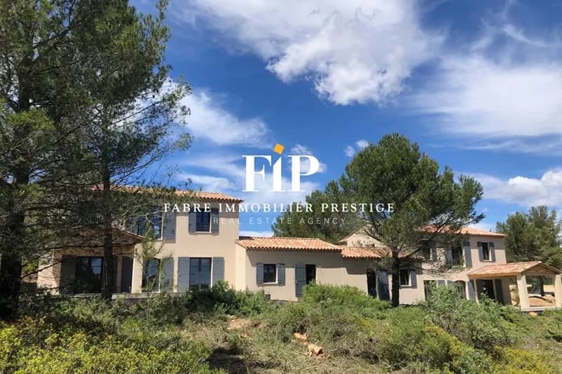 Lambesc - Ensemble immobilier de deux maisons jumelées à aménager de 200 m2 chacune sur un hectare de terrain - Photo 1