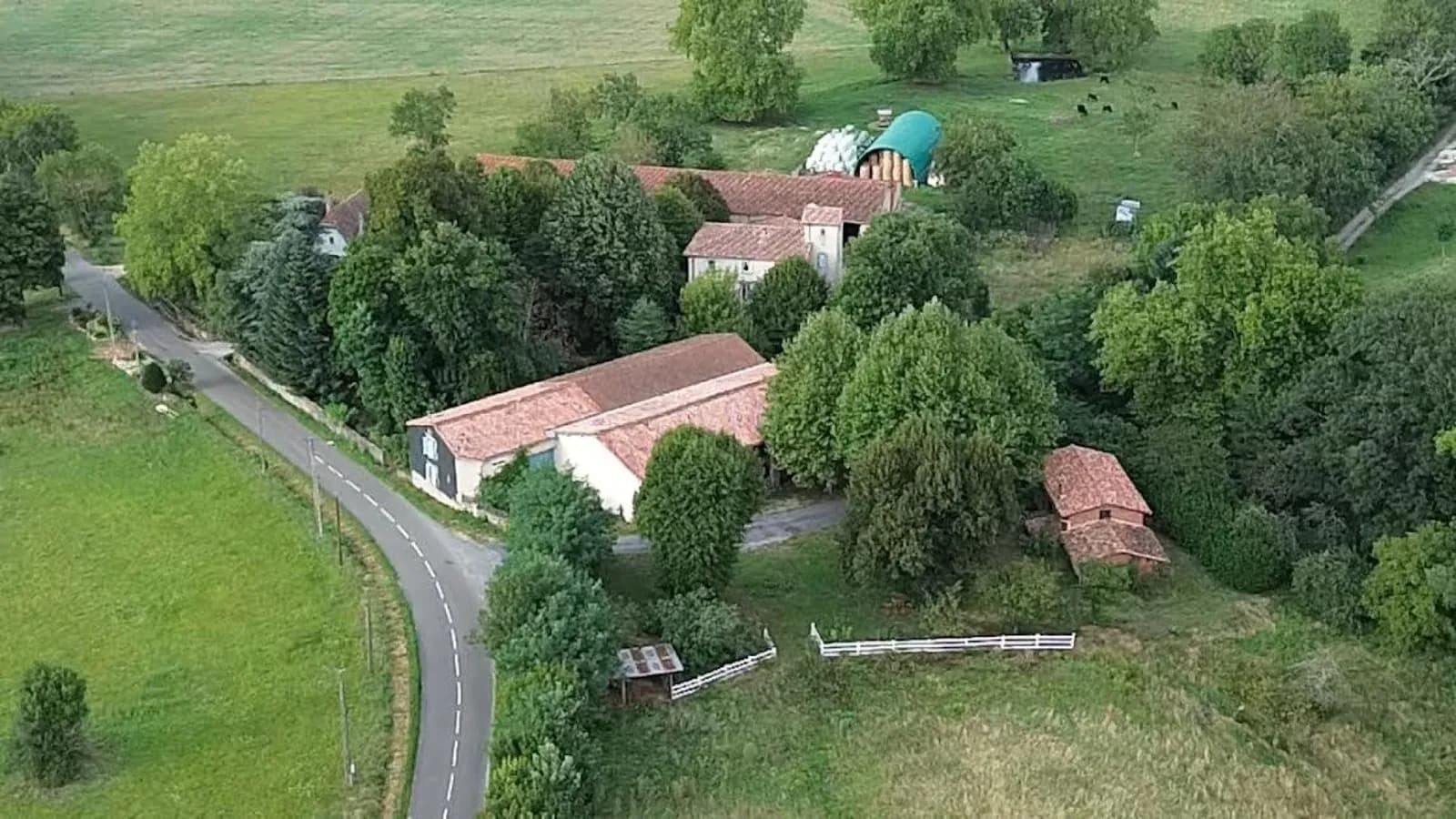 très bel ensemble immobilier de 3 habitations sur 3.38 hectares - Photo 1