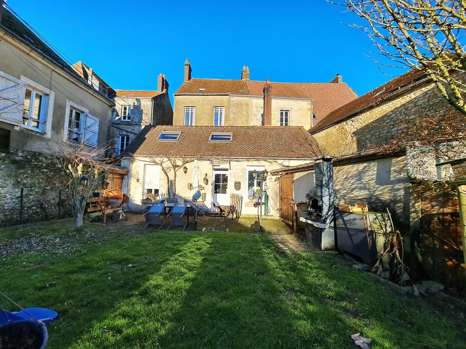 Immeuble avec maison, commerce et jardin - Photo 1