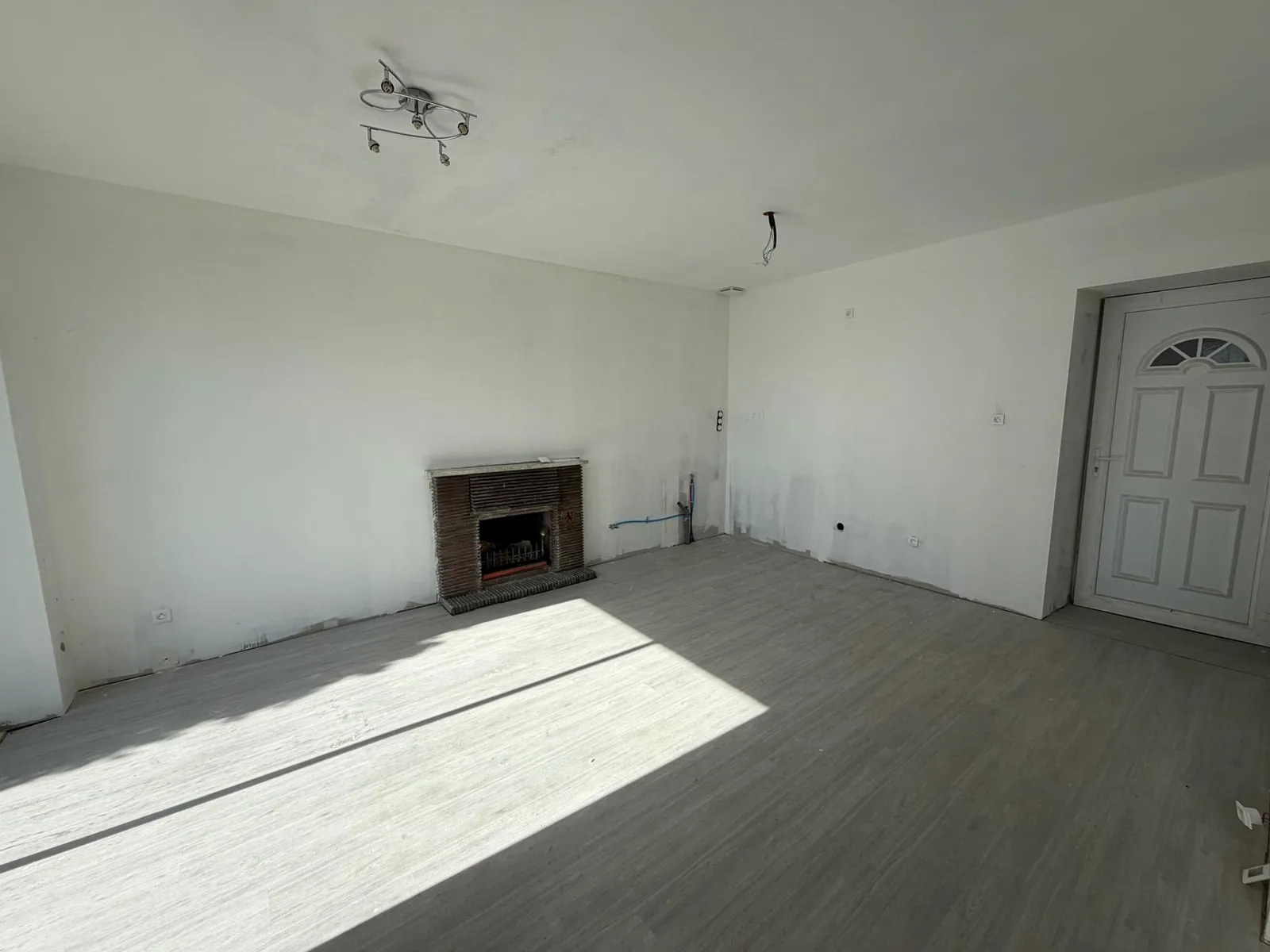 Ensemble immobilier avec garage et hangar et terrain à Bâtir - Photo 1
