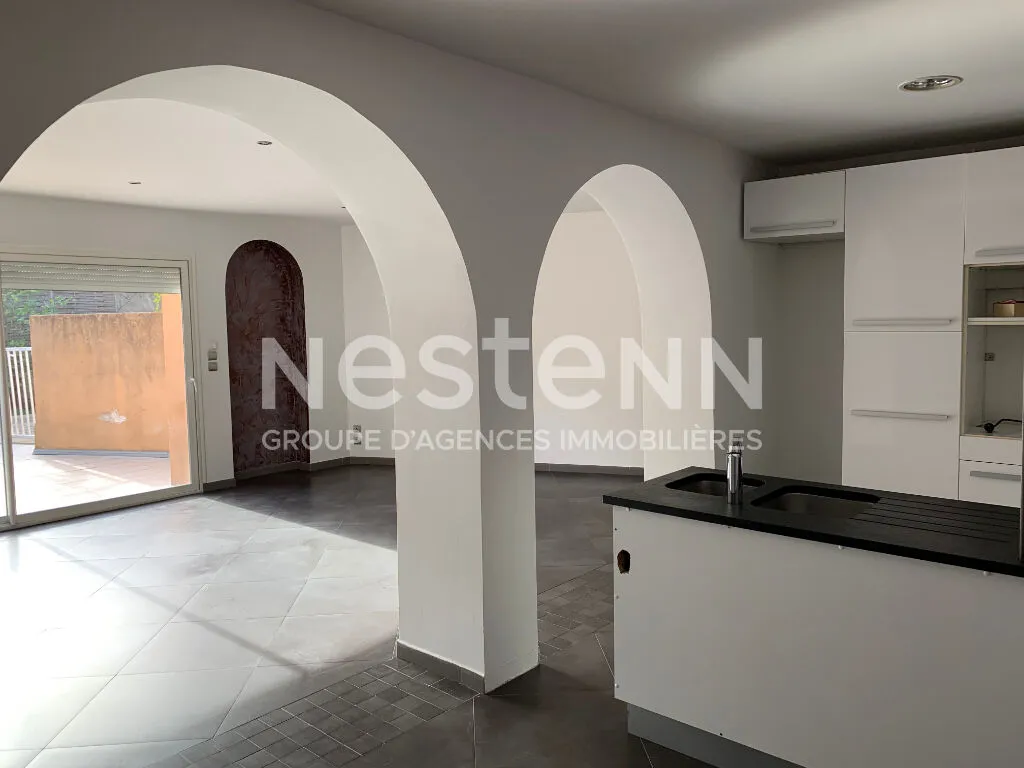 CARCASSONNE immeuble mixte avec local commercial libre et habitation T3 louée avec terrasse piscine - Photo 1
