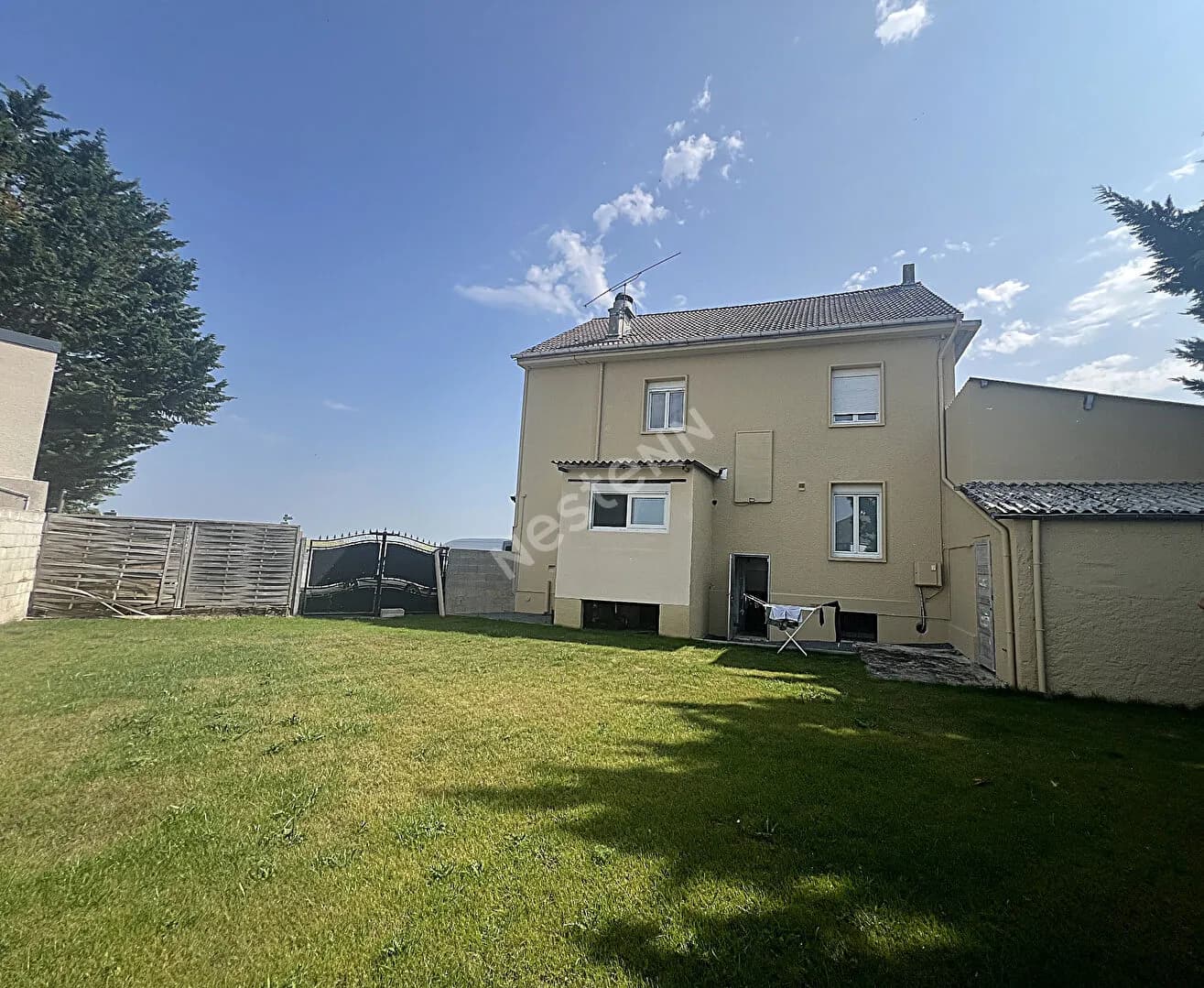 AXE PASSANT LAON-REIMS : Immeuble local commercial + appartement - Photo 1