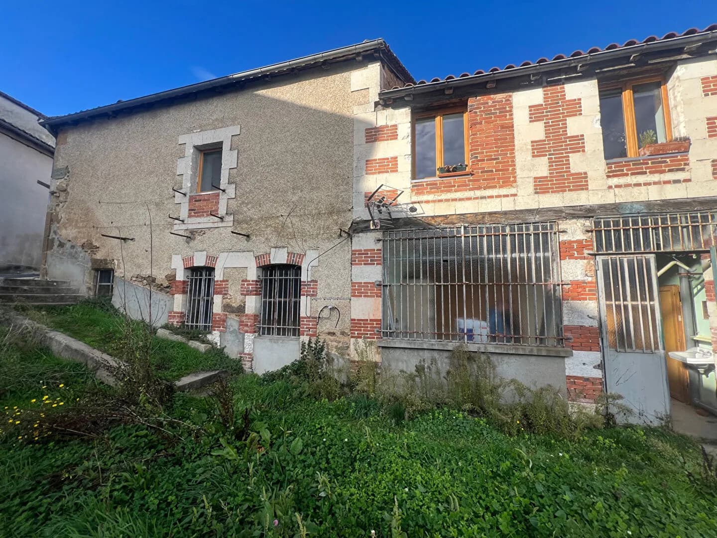 Immeuble de rapport - Centre bourg de Rochechouart - Idéal investisseur - Photo 1