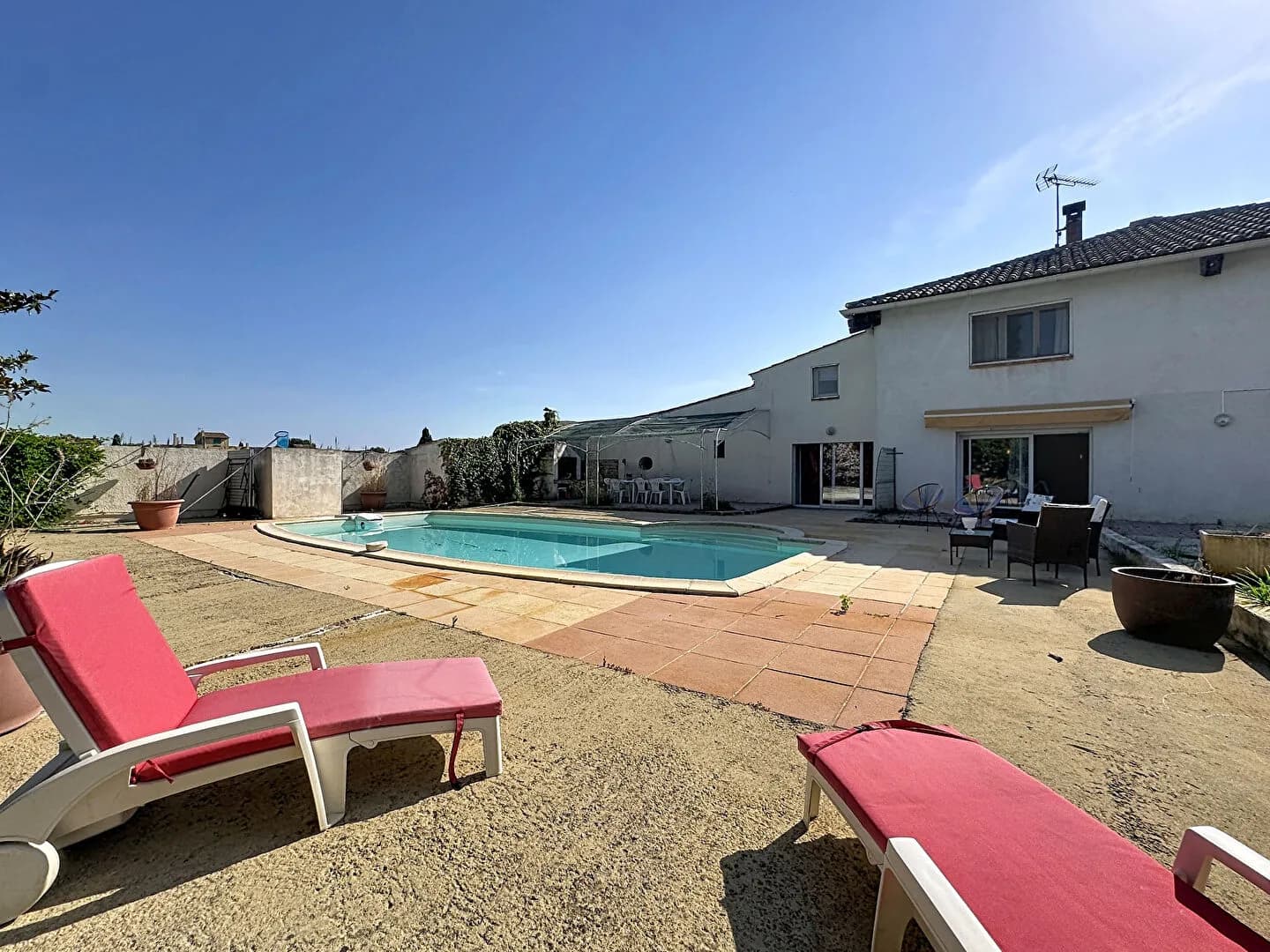 VENDRE ENSEMBLE IMMOBILIER DE 395 m² AVEC PISCINE À ARLES - Photo 1