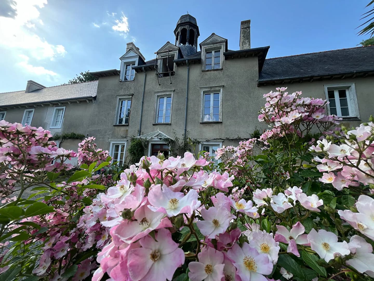 Ancien Presbytère de caractère. Ensemble immobilier de rapport au coeur de Saint-Méen-le-Grand - Photo 1