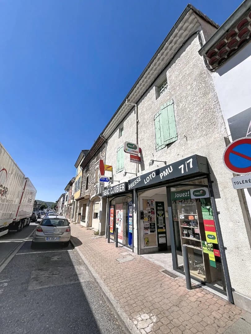 LIVRON SUR DROME, immeuble de rapport, commerce, appartement et surface a aménager, bonne rentabilité. - Photo 1