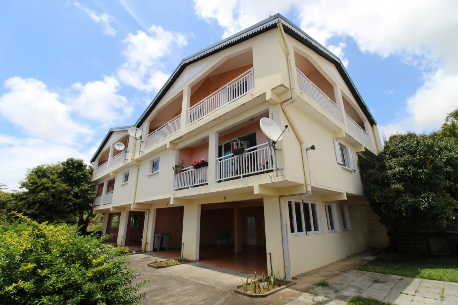 EXCLUSIVITE SAINTE-MARIE (974) - VENTE IMMEUBLE DE 4 APPARTEMENTS + PARKINGS COUVERTS - RENDEMENT LOCATIF - Photo 1