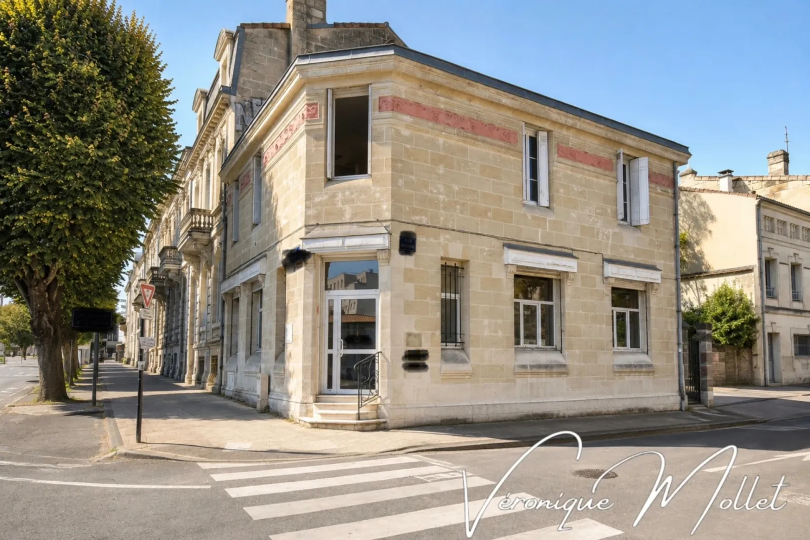 BORDEAUX CENTRE - Aux pieds du tramway - Élégant immeuble de 190 m² avec jardin - Photo 1