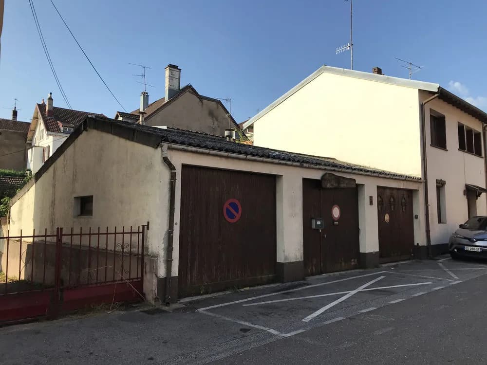 L'agence Girardi Belfort vous présente cet ensemble immobilier une partie habitation et des garages à rénover - Photo 1