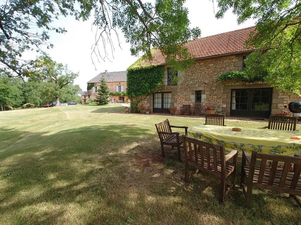 Bel ensemble immobilier en pierre sur un terrain de 13 hectares - Photo 1