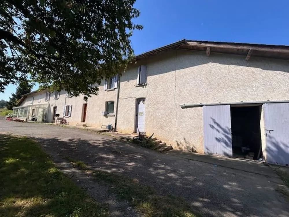 Tènement immobilier comprenant 3 batisses sur 2.5 hectares avec rivière - Photo 1