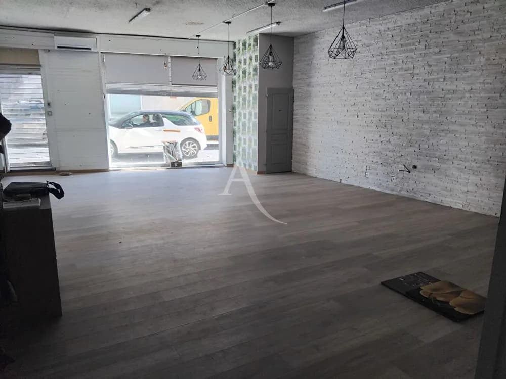 A vendre Immeuble avec 3 commerces et logement - Photo 1