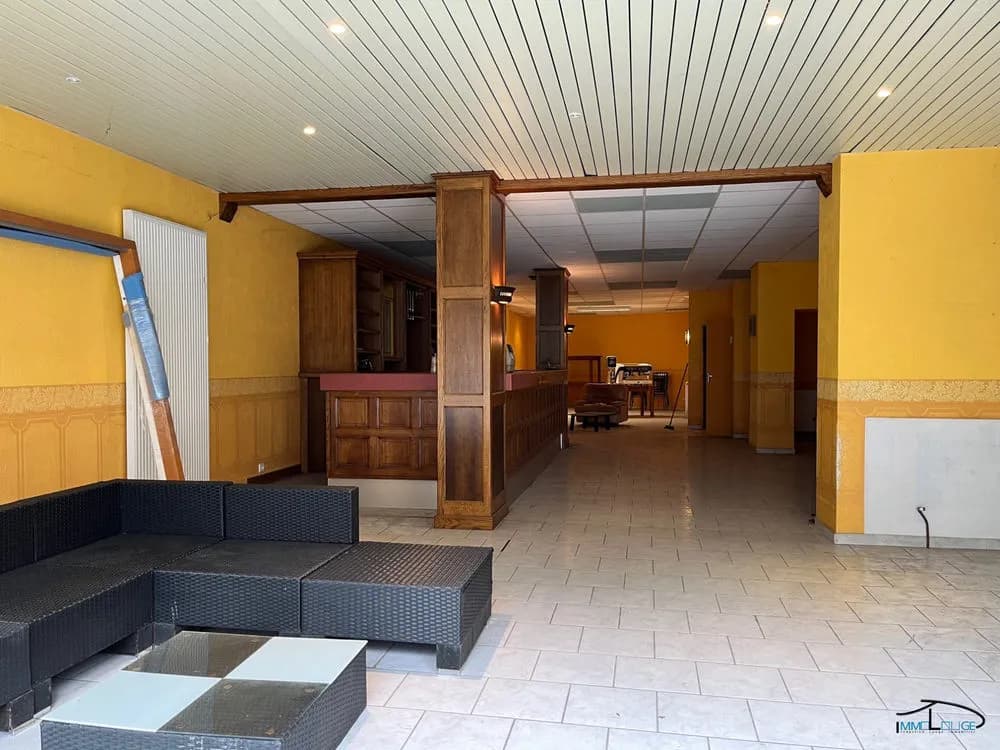 Immeuble composé d'un bar et de deux appartements - Photo 1