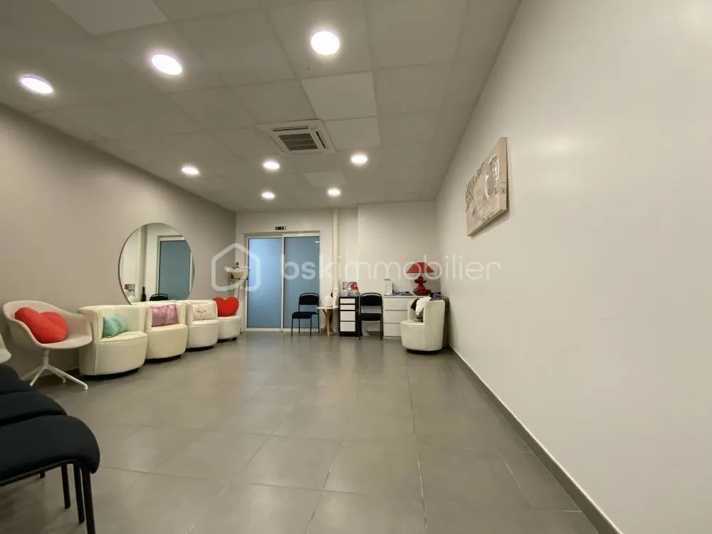 LOCAL DE 160 M2- 3 CABINETS DE CONSULTATION- 3 SALLES D'ATTENTE- 1 SALLE DE REUNION- 1 CUISINE - 1 WC PMR- 1 COURS AVEC WC - Photo 1