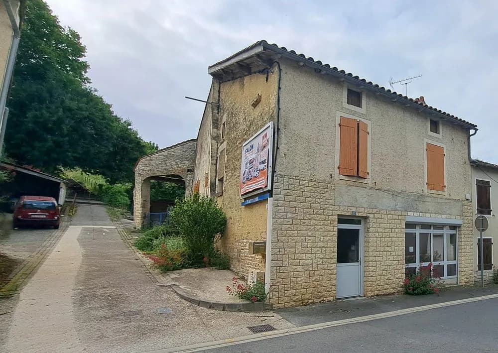 Ensemble immobilier avec stationnement couvert - Photo 1
