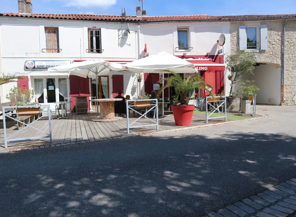 EN EXCLUSIVITE, DANS LE CENTRE DE LA JARRIE. UN ENSEMBLE IMMOBILIER AVEC MURS ET FONDS DE COMMERCE DE 130 M2 S - Photo 1