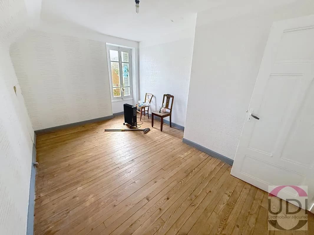 Immeuble mixte dans le bourg de Saint Vaury - Photo 1