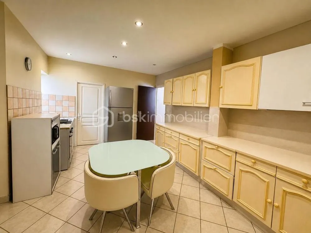 IMMEUBLE CENTRE BOURG LOCAL + T4 + GRANGE 75m² IDÉAL INVESTISSEUR / ARTISAN - Photo 1