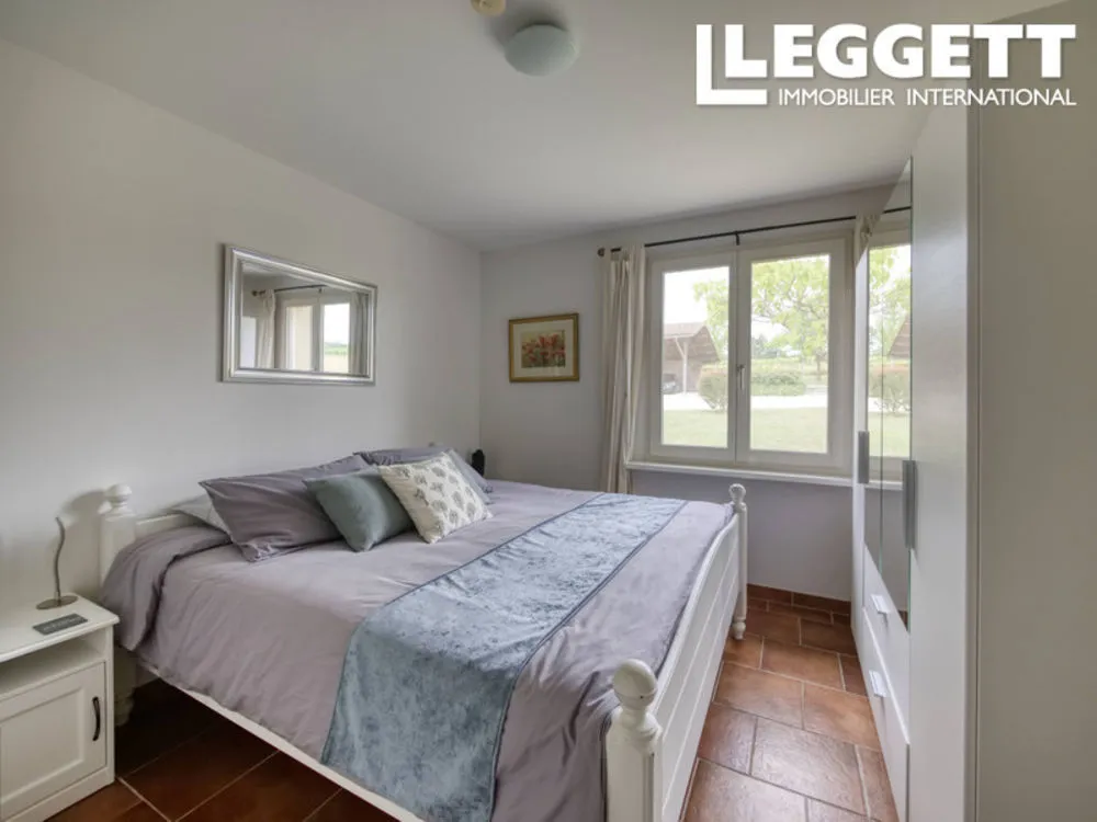 Ensemble immobilier de caractère avec deux maisons indépendantes, piscine et double garage - Photo 1