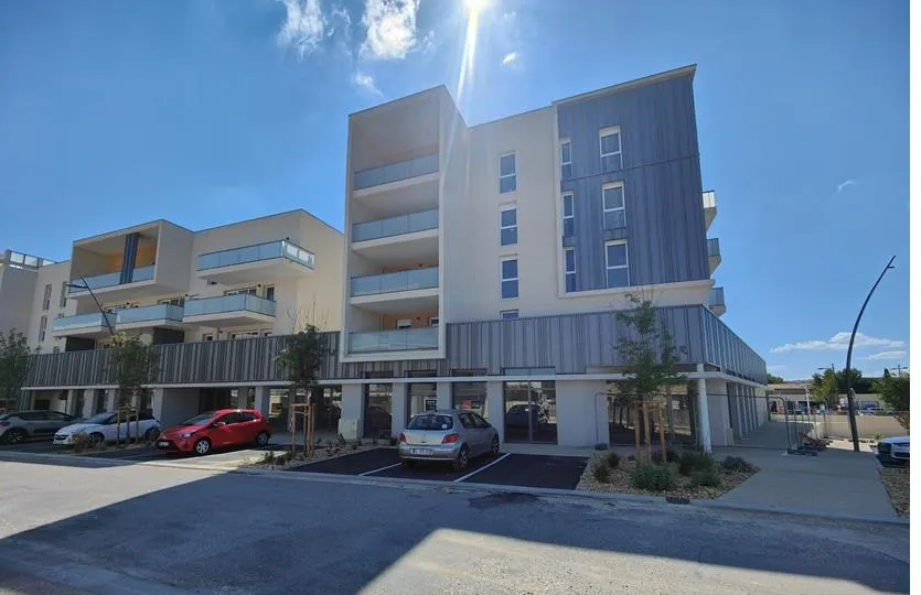 Local commercial neuf de 263 m2 en pied d'immeuble secteur Les Angles (30133) - Photo 1