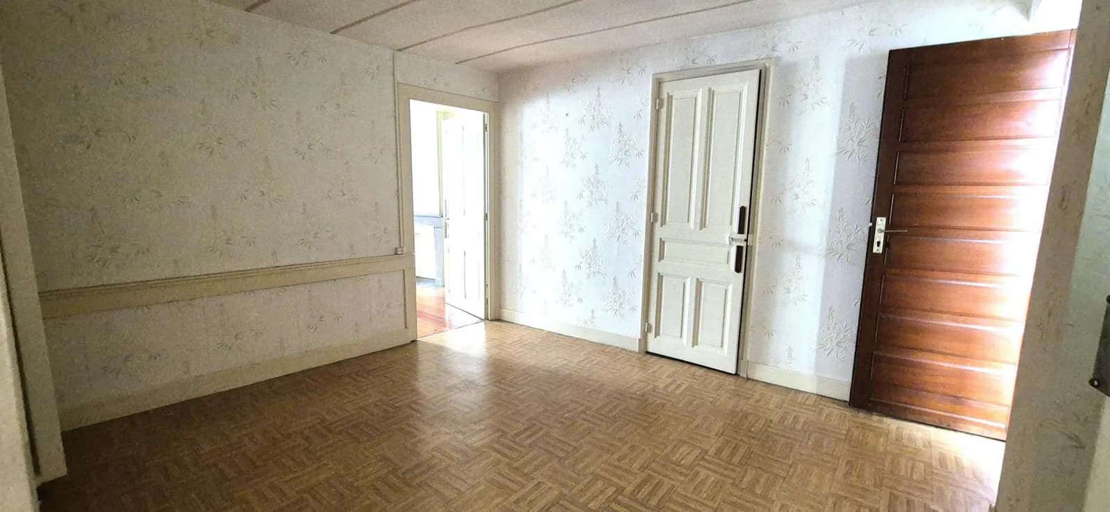 Petit immeuble centre ville d 'Oyonnax appartement 160 m² + commerce loué en RDC - Photo 1