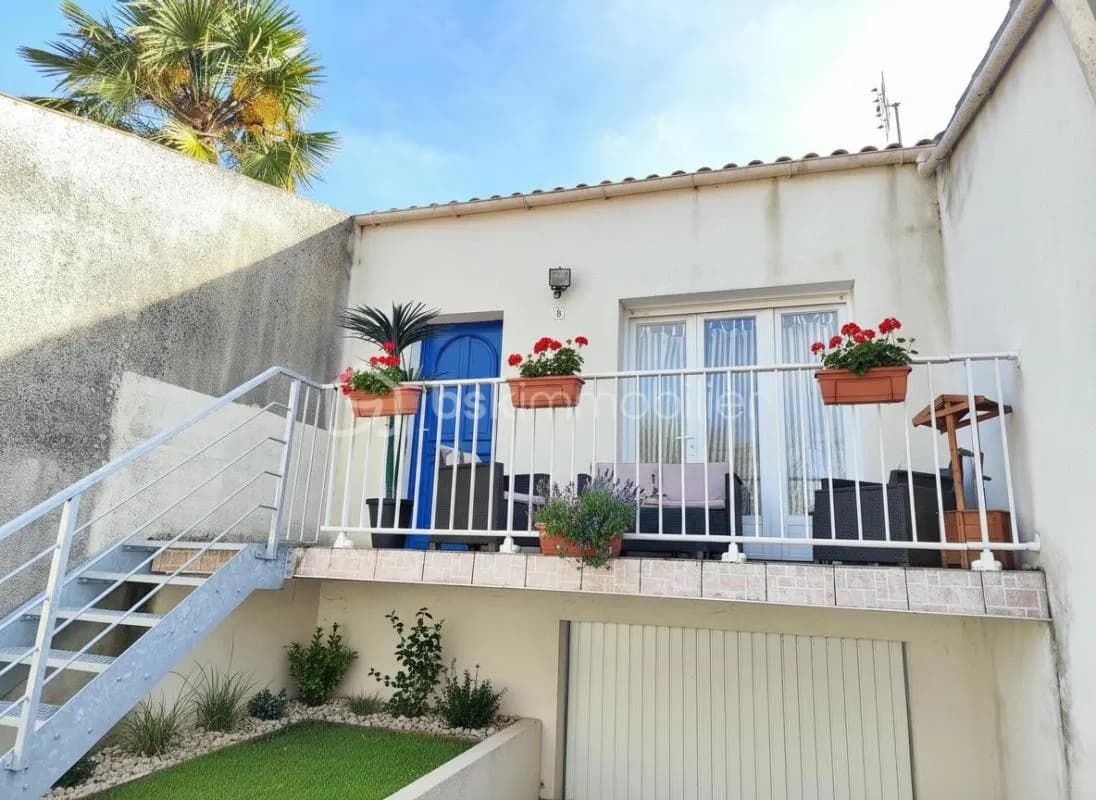 Ensemble immobilier de 108 m2 divisée en 2 logements de 54m2 chacun) avec grand garage 78m2 , un balcon et une cours extérieure - Photo 1