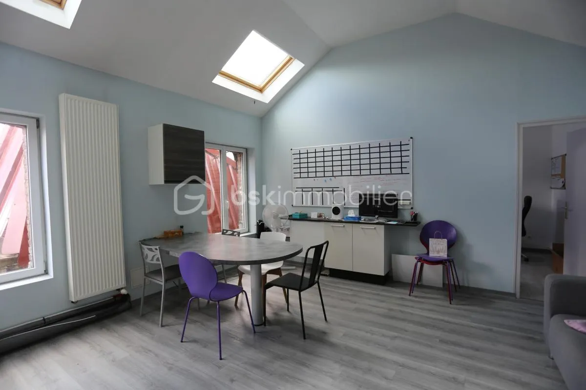 Bel immeuble mixte, commerce au rez de chaussée, un T2 et un T3 à l'étage - Photo 1