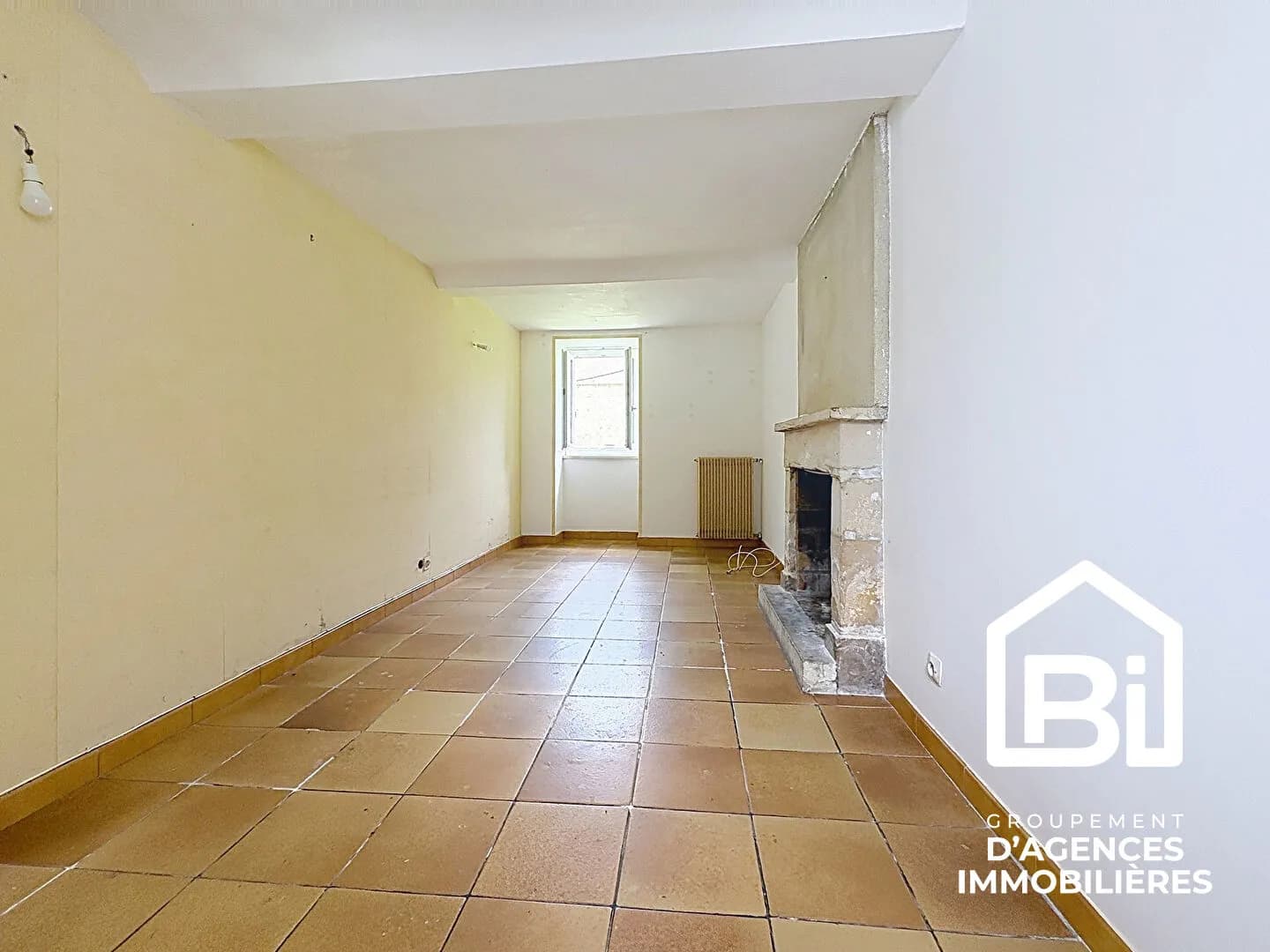 BERNIERES SUR MER : IMMEUBLE de 174 m² avec plus de 1100 m² de terrain - Photo 1