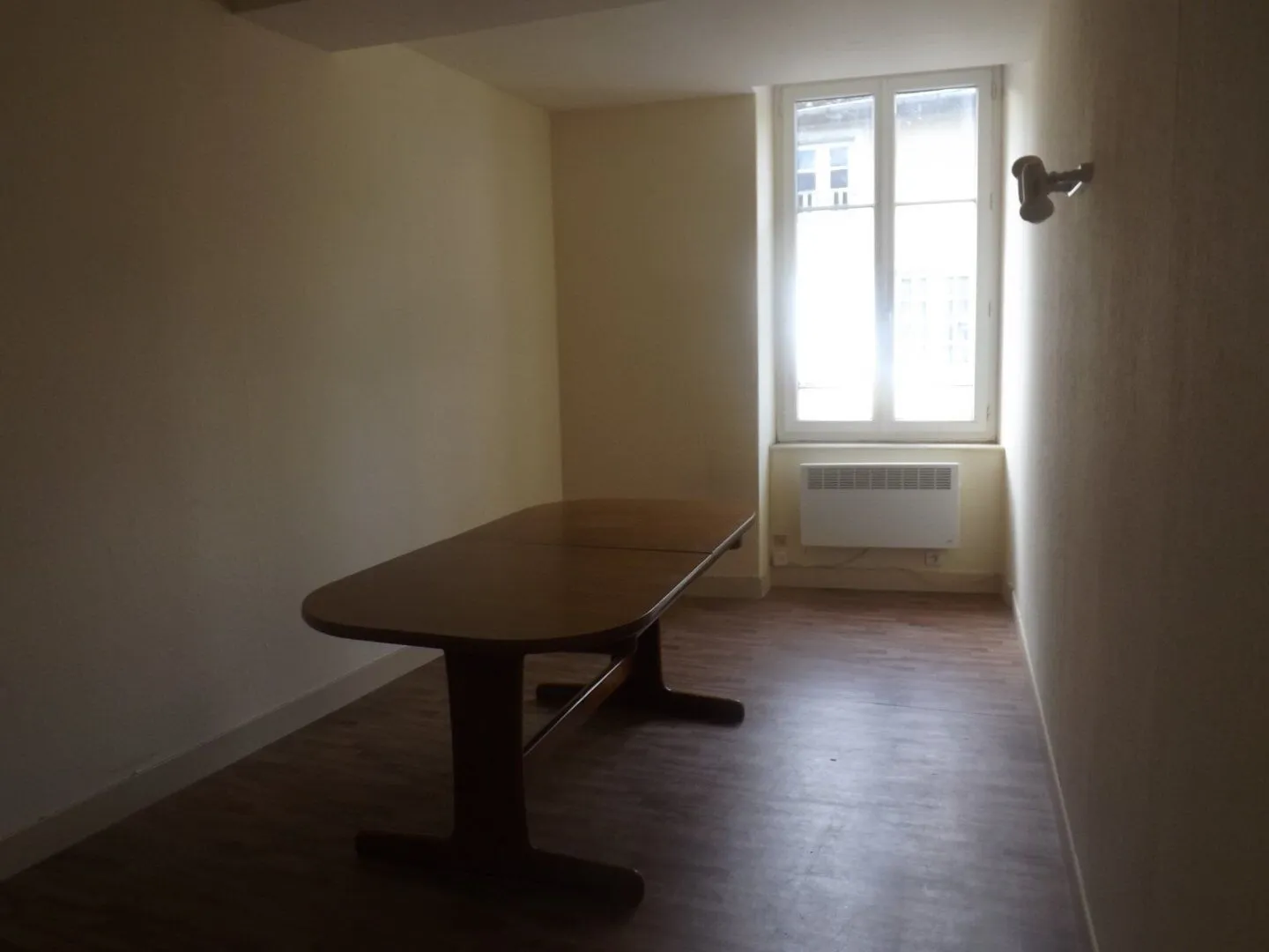 Confolens - deux appartements, magasin et cour - Bonne affaire - Photo 1