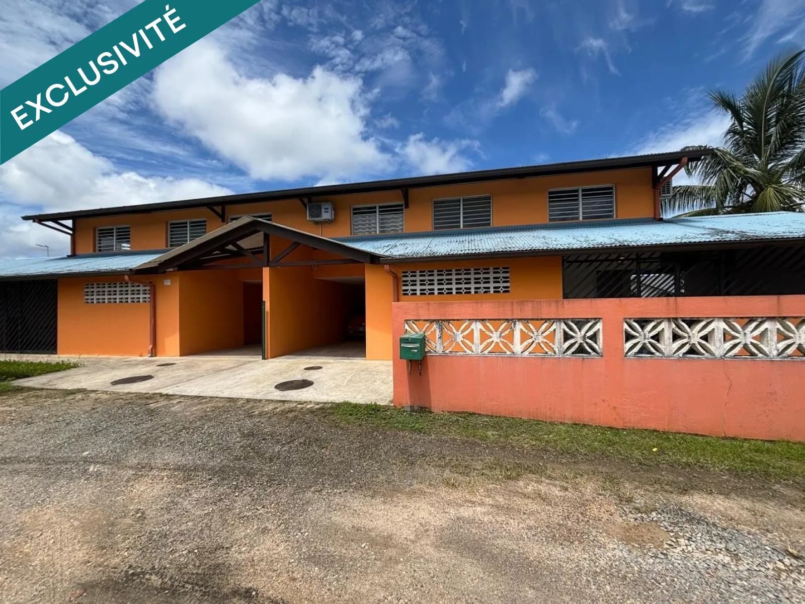 ENSEMBLE IMMOBILIER SITUE DANS LE SECTEUR RECHERCHE DU LAC BLEU - Photo 1