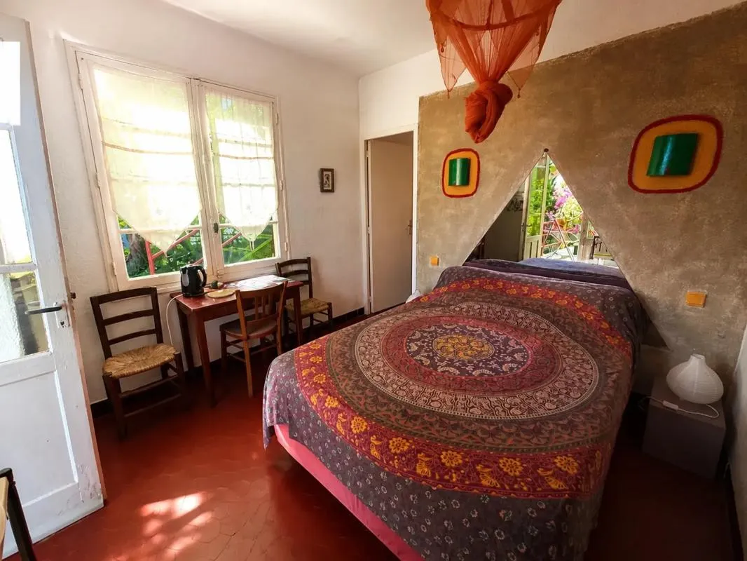Immeuble de 8 chambres indépendante sur l'île du Levant - Photo 1