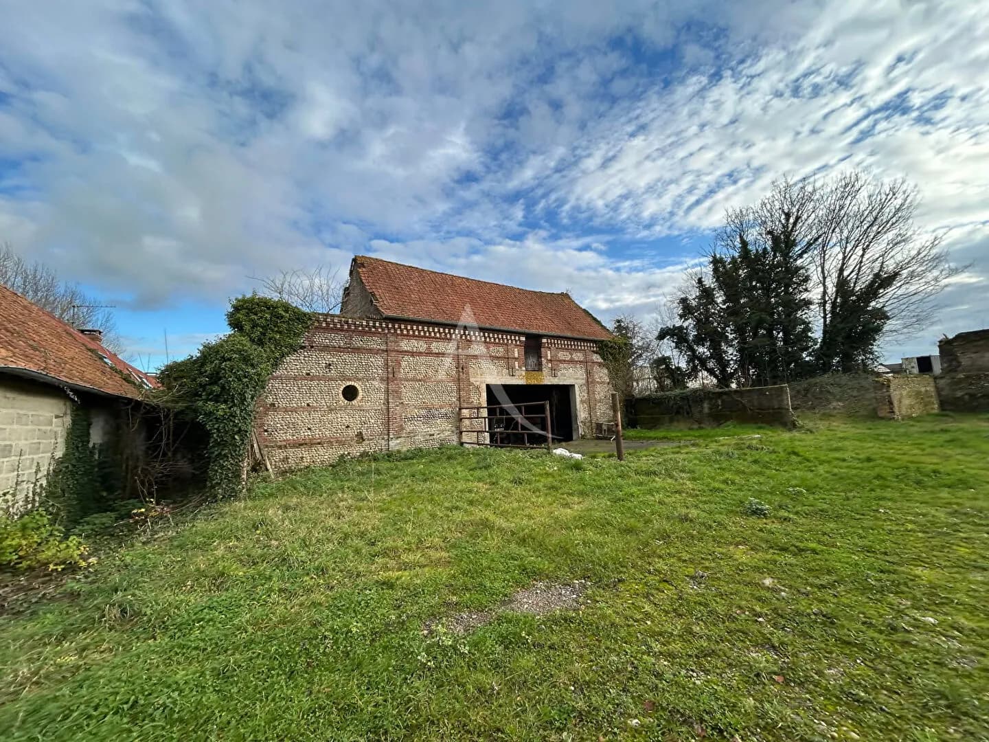 Ensemble immobilier - Photo 1