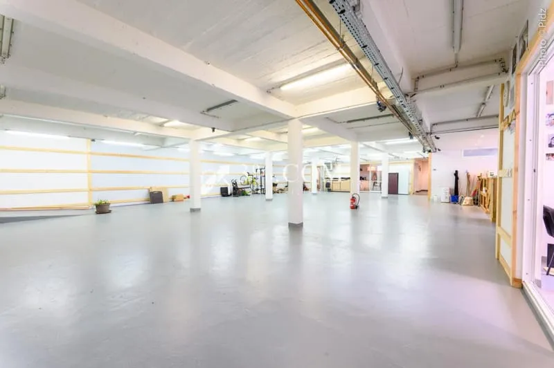 Ensemble Immobilier / Bureaux / Entrepôt / 1 300 M2 - Photo 1