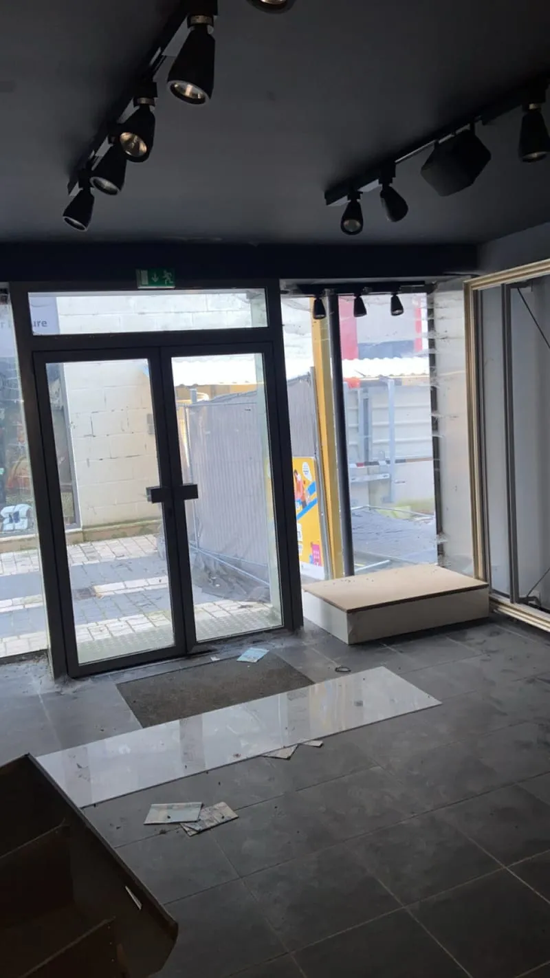 À vendre Immeuble avec très grand local commercial et 2 appartements T3 au coeur de la ville de Châtellerault - Photo 1