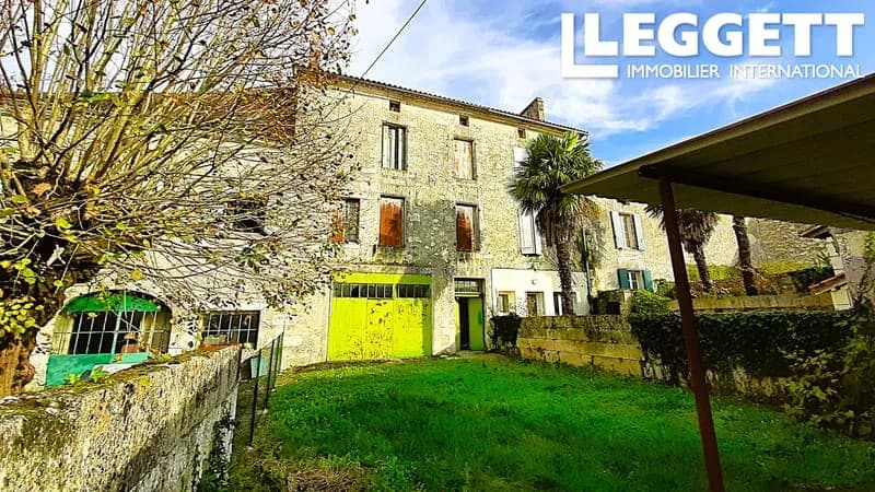Grand immeuble à rénover. Nouveau toit en 2019. Petit jardin arrière et dépendance. - Photo 1