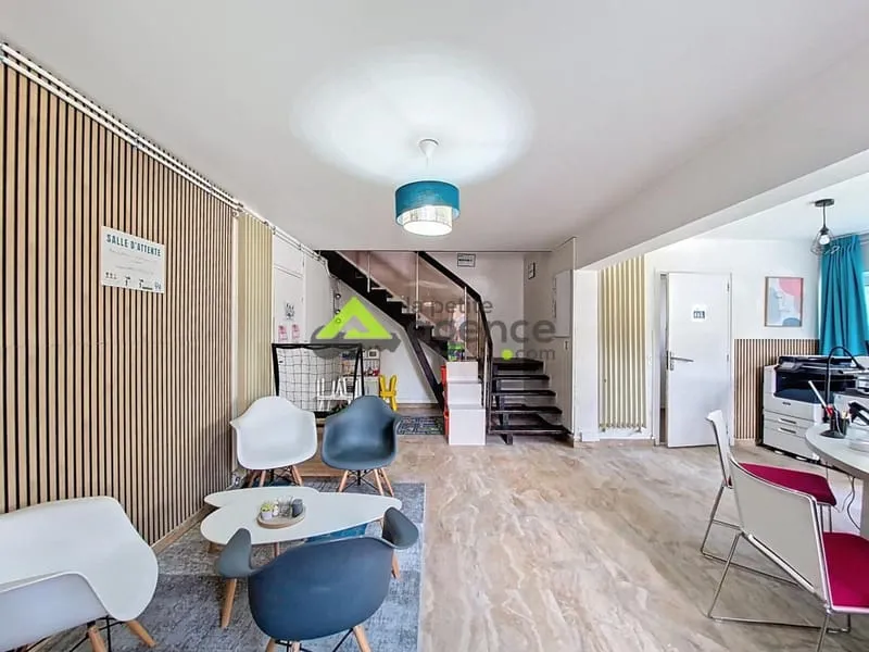 Ensemble immobilier - Locaux commerciaux - 240 m2 - Photo 1