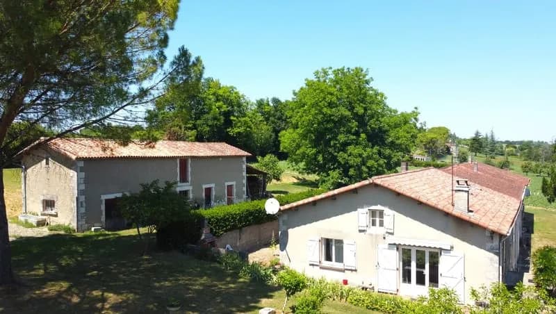 Ensemble immobilier aux multiples potentiels - à deux km de Montmoreau, sans voisins proches ! - Photo 1