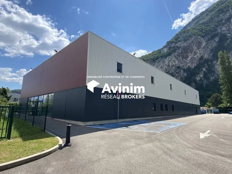 Immeuble industriel 2358 m² - Photo 1
