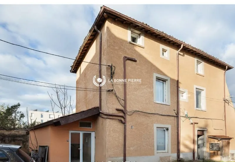 IMMEUBLE COMPOSE DE 8 LOGEMENTS LOUES A BRON 69 - Photo 1