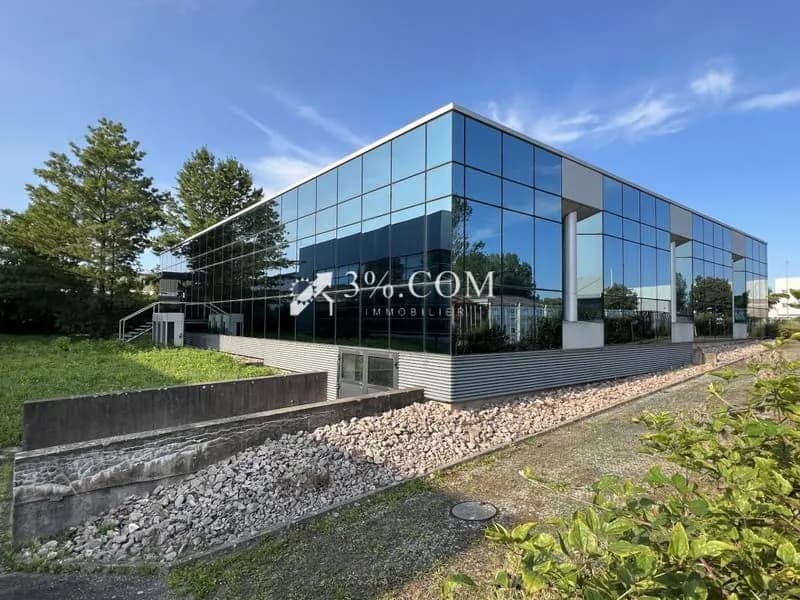 Ensemble Immobilier Bureaux de 375m2 + entrepôts de 3860m2 ( - Photo 1
