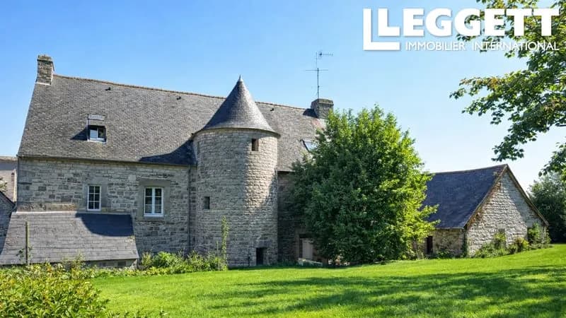 Ensemble immobilier de caractère clos avec cour et jardin, ancien presbytère, avec 4 appartements et 4 garages - Photo 1