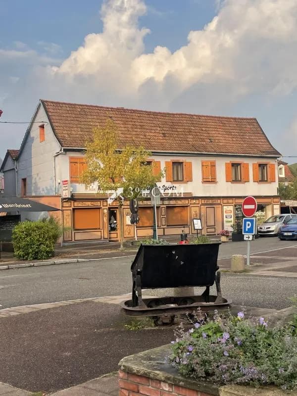 IMMEUBLE DE RAPPORT Commerces et 3 appartements - Photo 1